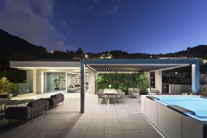 Un attico da sogno sul Lago di Como firmato Contract District Group terrazza illuminata di un elegante attico sul Lago di Como