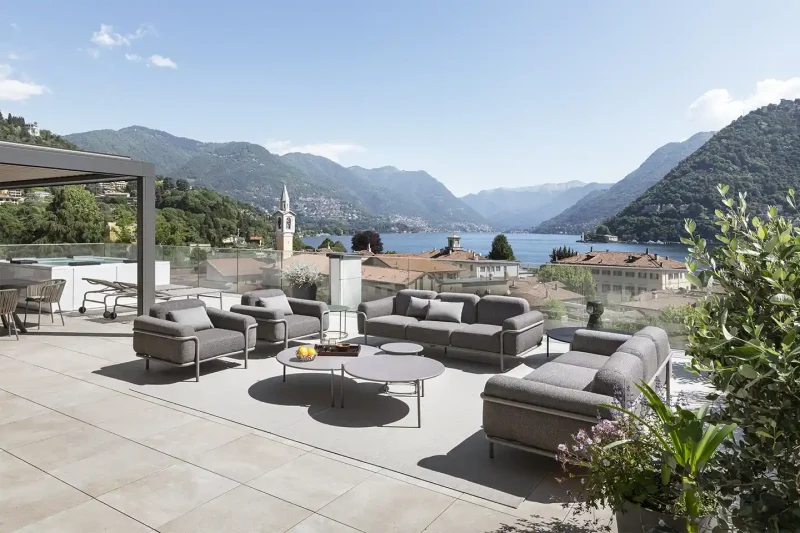 Un attico da sogno sul Lago di Como firmato Contract District Group terrazza di un elegante attico con vista panoramica sul Lago di Como