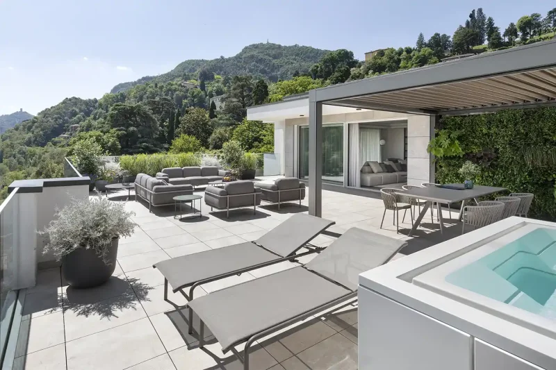 Un attico da sogno sul Lago di Como firmato Contract District Group terrazza di un lussuoso attico di 400 mq sul Lago di Como