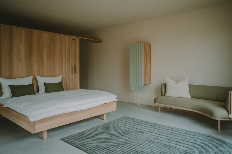 interno della suite dell'Agriturismo Corte Pravecchio con arredi Carl Hansen dal design scandinavo