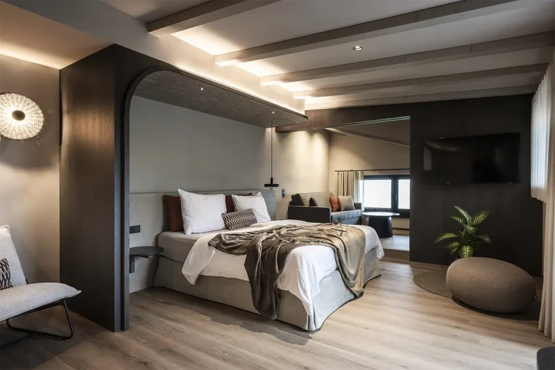 Interni dei nuovi appartamenti dell’Hotel Nutzhof firmati dallo studio NOA in Alto Adige