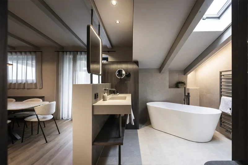 bagno open space dei nuovi appartamenti dell’Hotel Nutzhof firmati dallo studio NOA in Alto Adige