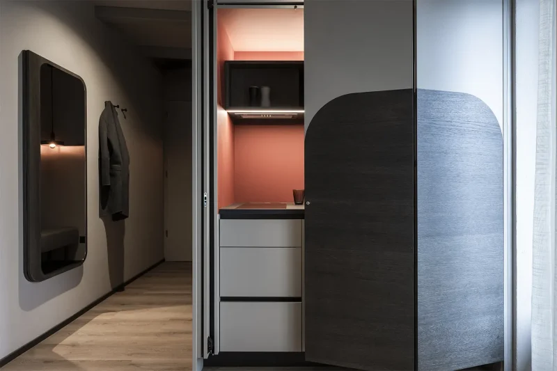 cucina corallo dei nuovi appartamenti dell’Hotel Nutzhof firmati dallo studio NOA in Alto Adige