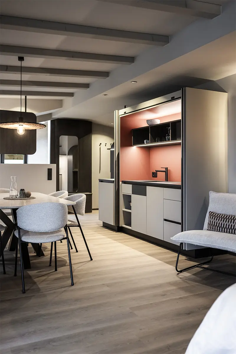 cucina integrata nei nuovi appartamenti dell’Hotel Nutzhof firmati dallo studio NOA in Alto Adige