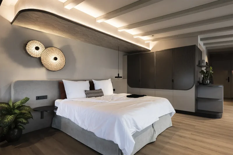 letto con pergola in legno dei nuovi appartamenti dell’Hotel Nutzhof in Alto Adige