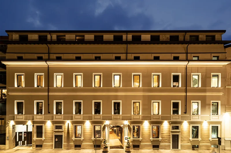Facciata illuminata del Nemi Hotel Milano Facciata del Nemi Hotel Milano illuminata di notte, progetto di illuminazione architettonica che valorizza volumi, superfici e dialogo con il contesto urbano