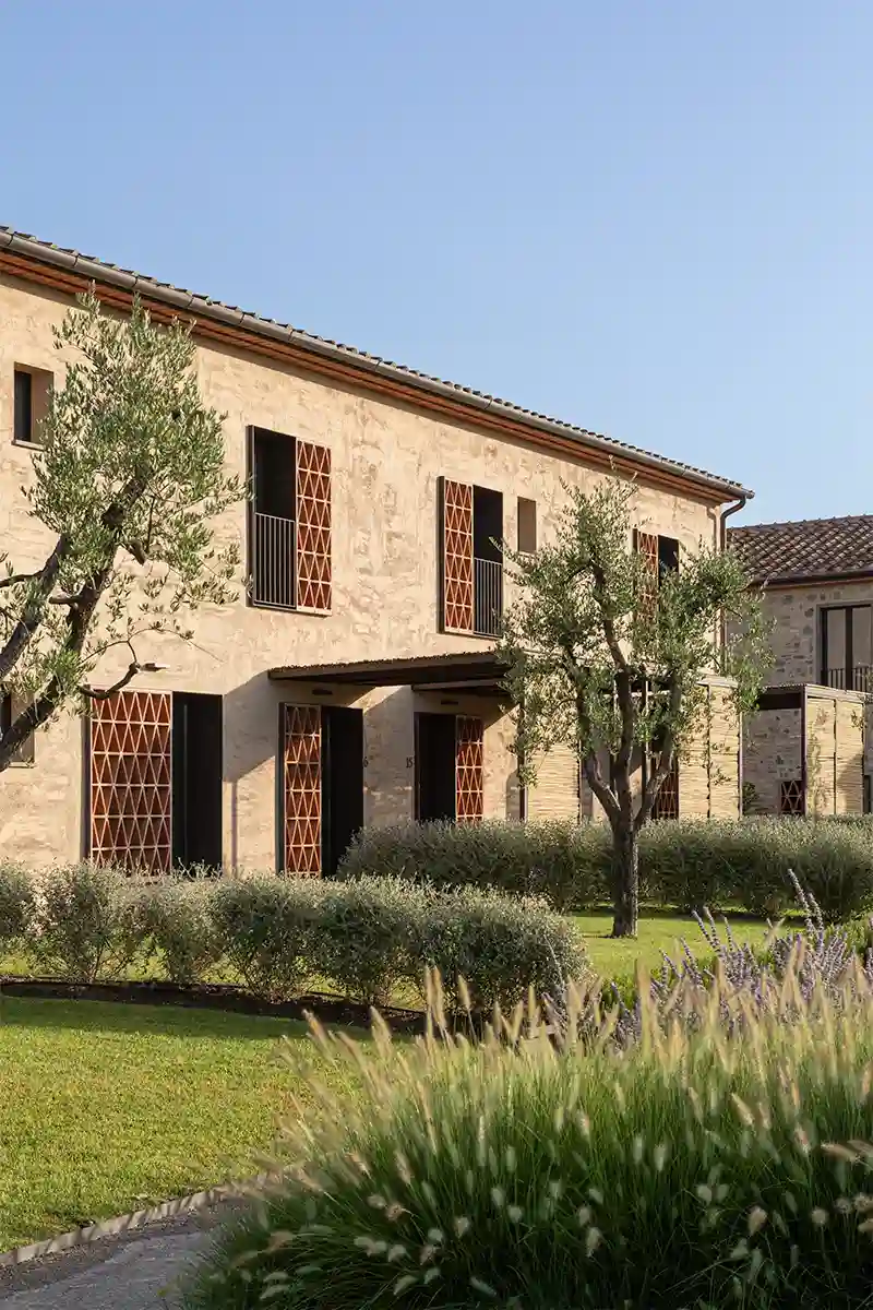 Facciata restaurata in pietra, mattoni e ferro ai Vivai al Parugiano