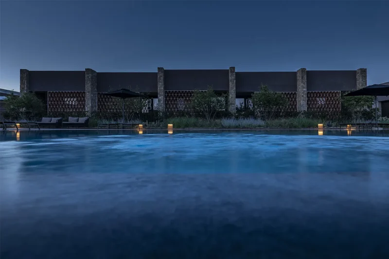  Vista notturna della piscina e architettura illuminata ai Vivai al Parugiano Montemurlo