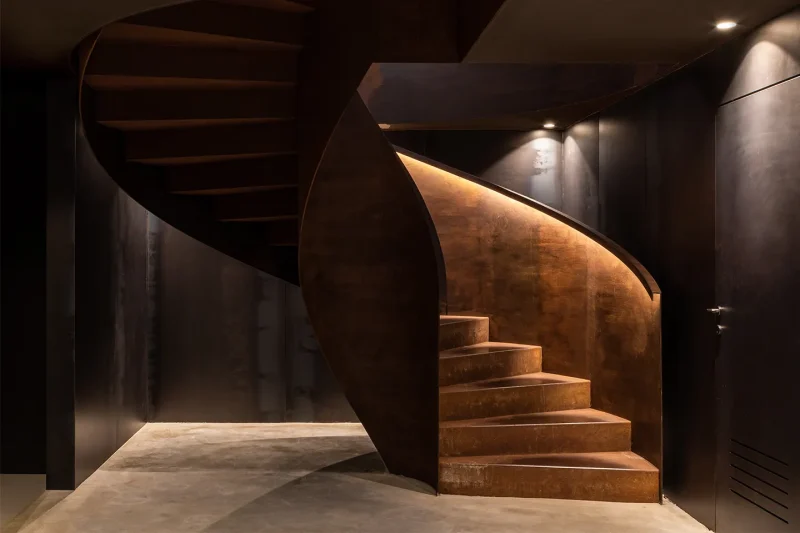 Scala elicoidale in corten che collega hall e cantina ai Vivai al Parugiano