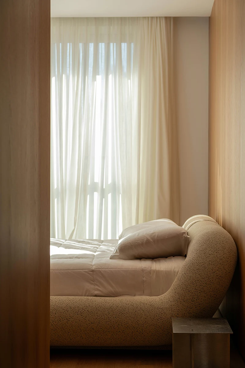Tende leggere in camera da letto nella zona notte, elemento d’arredo per privacy e comfort
