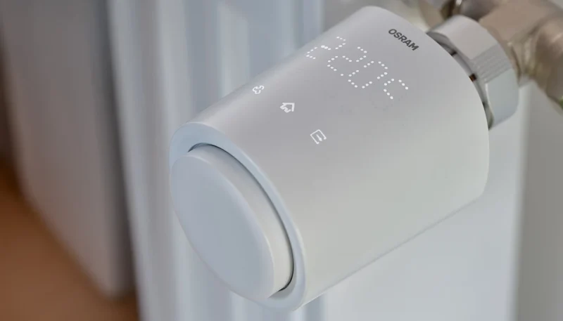 Termostato smart Ledvance per gestione efficiente del riscaldamento e raffrescamento in una casa domotica