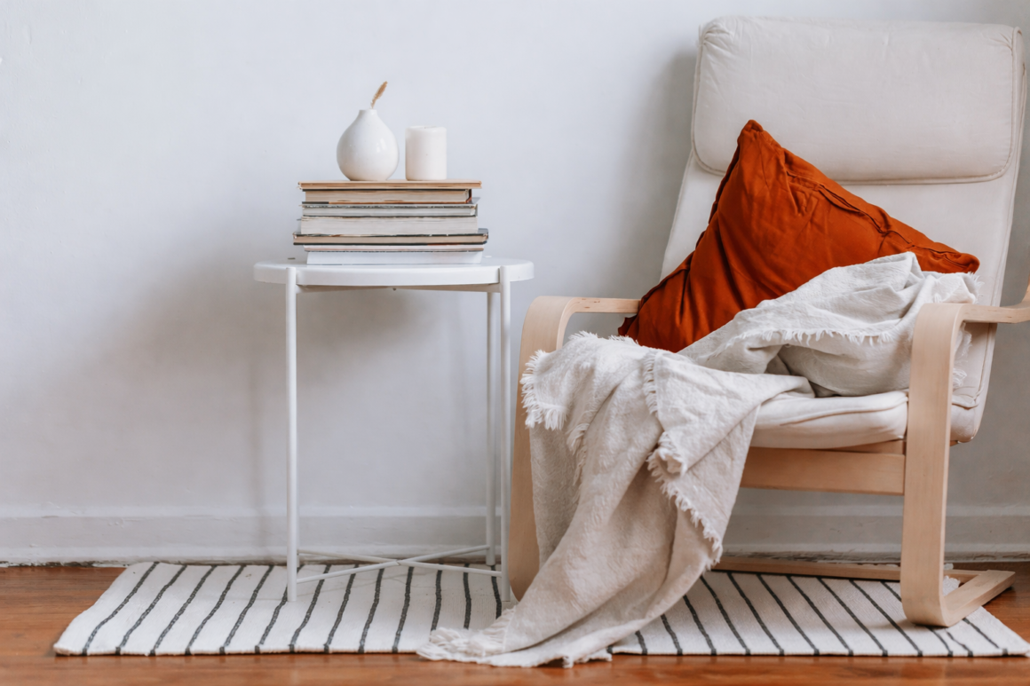 angolo lettura perfetto con poltrona ergonomica, tavoli no e tessili