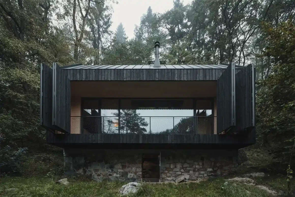 Baita tra la roccia e il fiume di Mimosa Architects