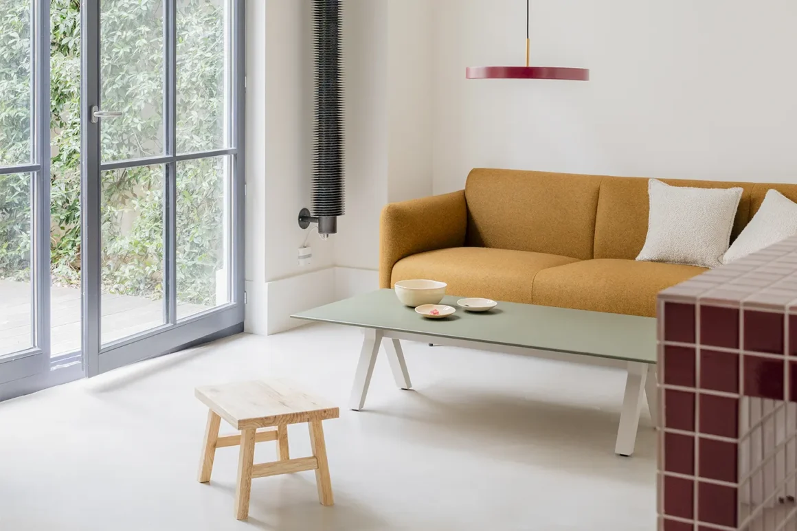 Clichy - zona living con divano senape e affaccio sul giardino, Petit Jour Architecture