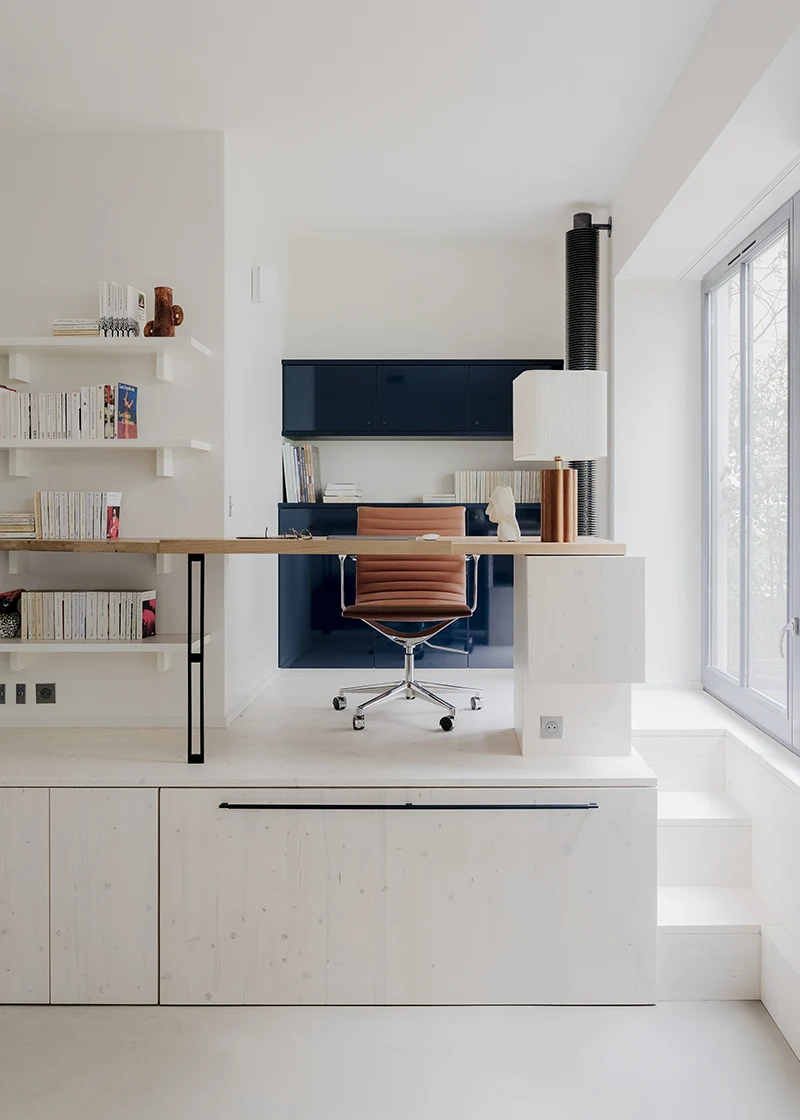 Clichy, il piccolo appartamento parigino che contiene tutto — e lo fa con stile 1 Piattaforma rialzata con studio e scrivania in rovere recuperato, progetto Clichy Petit Jour Architecture