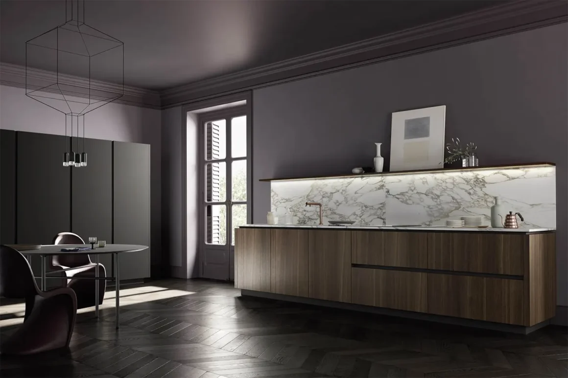 Cucina con elettrodomestici da incasso a colonna integrati in parete, piano in marmo Calacatta e mobili in noce — design di lusso