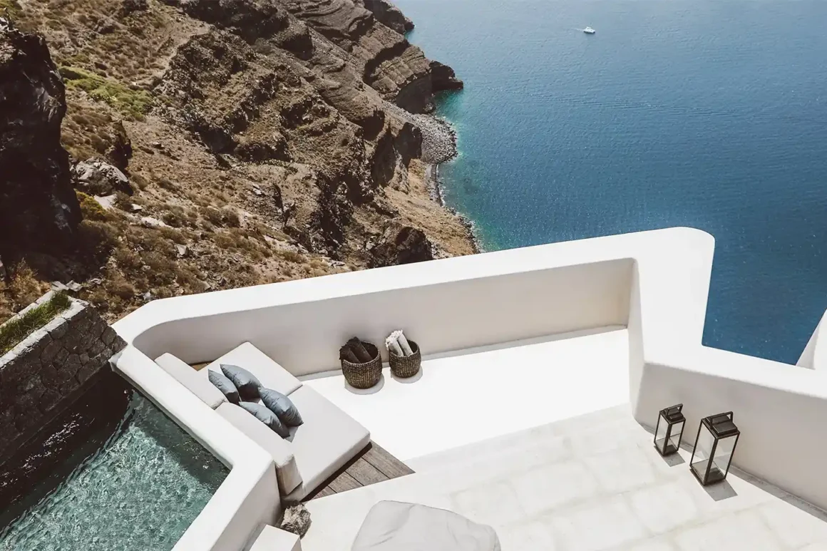 I migliori hotel in Grecia sul mare: terrazza con vista sulla caldera di Santorini al tramonto