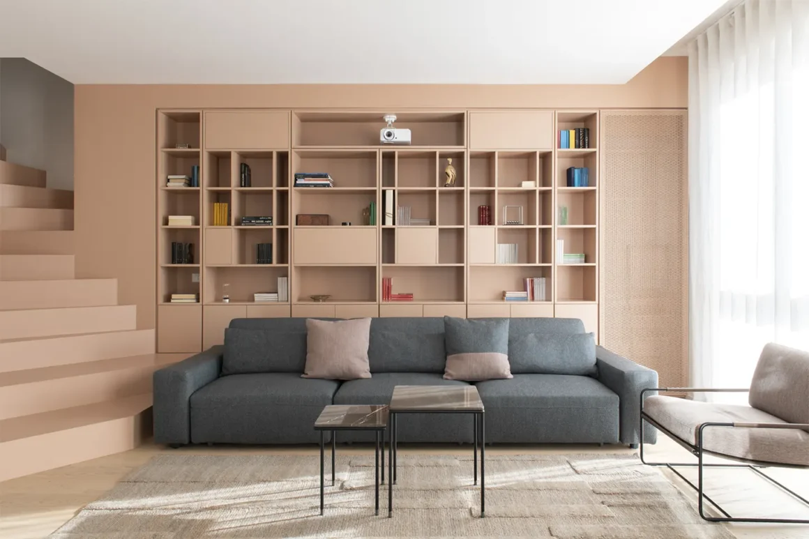 Appartamento su due livelli Milano – living con libreria su misura cipria e scala, Studio Tenca & Associati