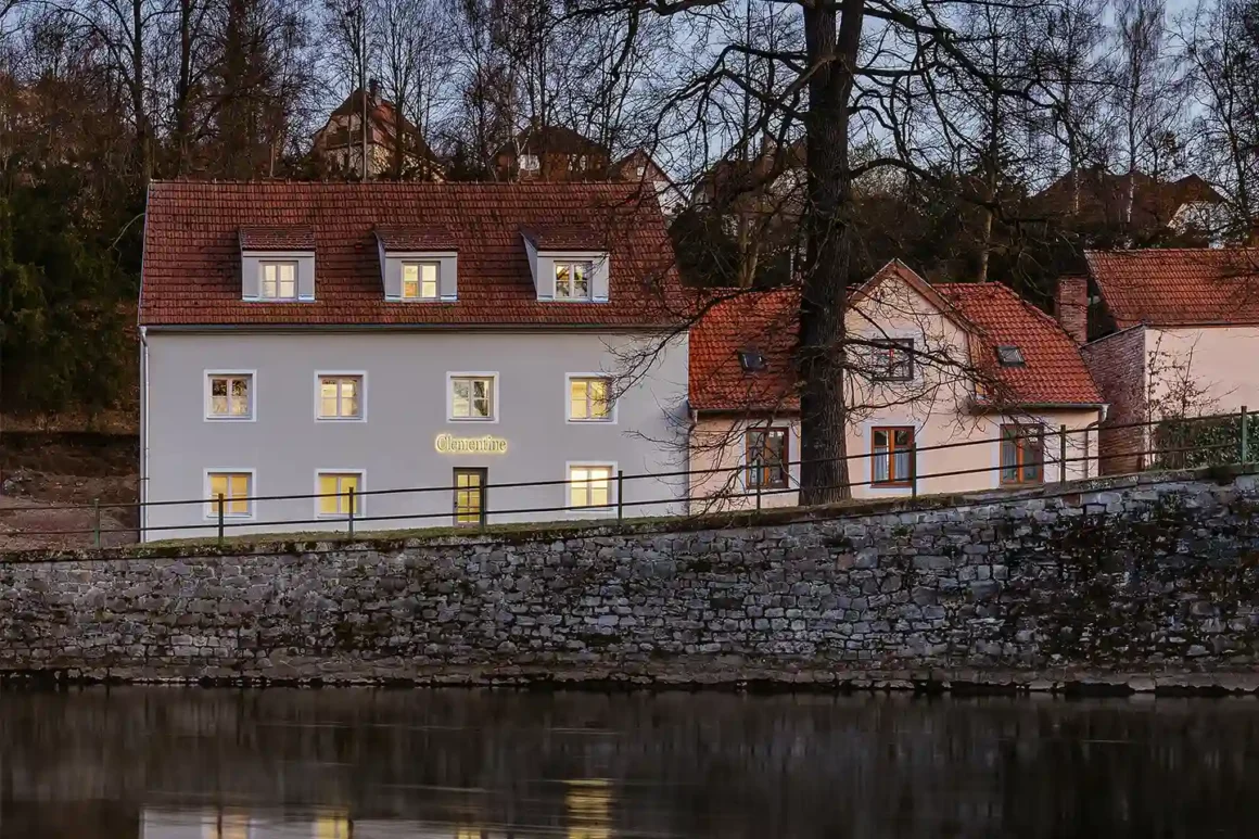 Clementine House affacciata sul fiume Moldava a Český Krumlov, progetto di ristrutturazione Architéka