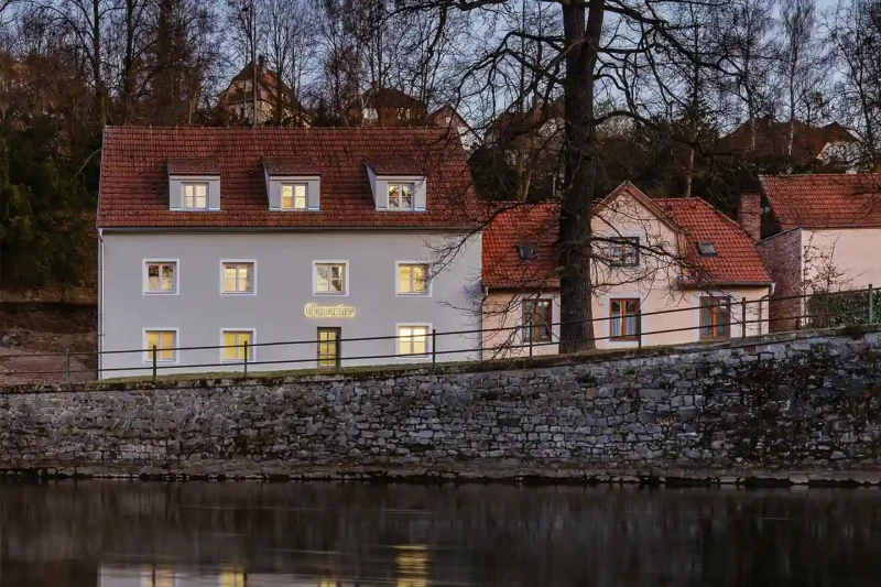 Clementine House: quando il lusso si fa silenzio, una pensione d’autore sul fiume Moldava