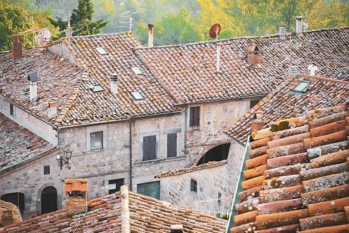 Tetti in cotto di un borgo italiano medievale, esempio di case in vendita a 1 euro da ristrutturare