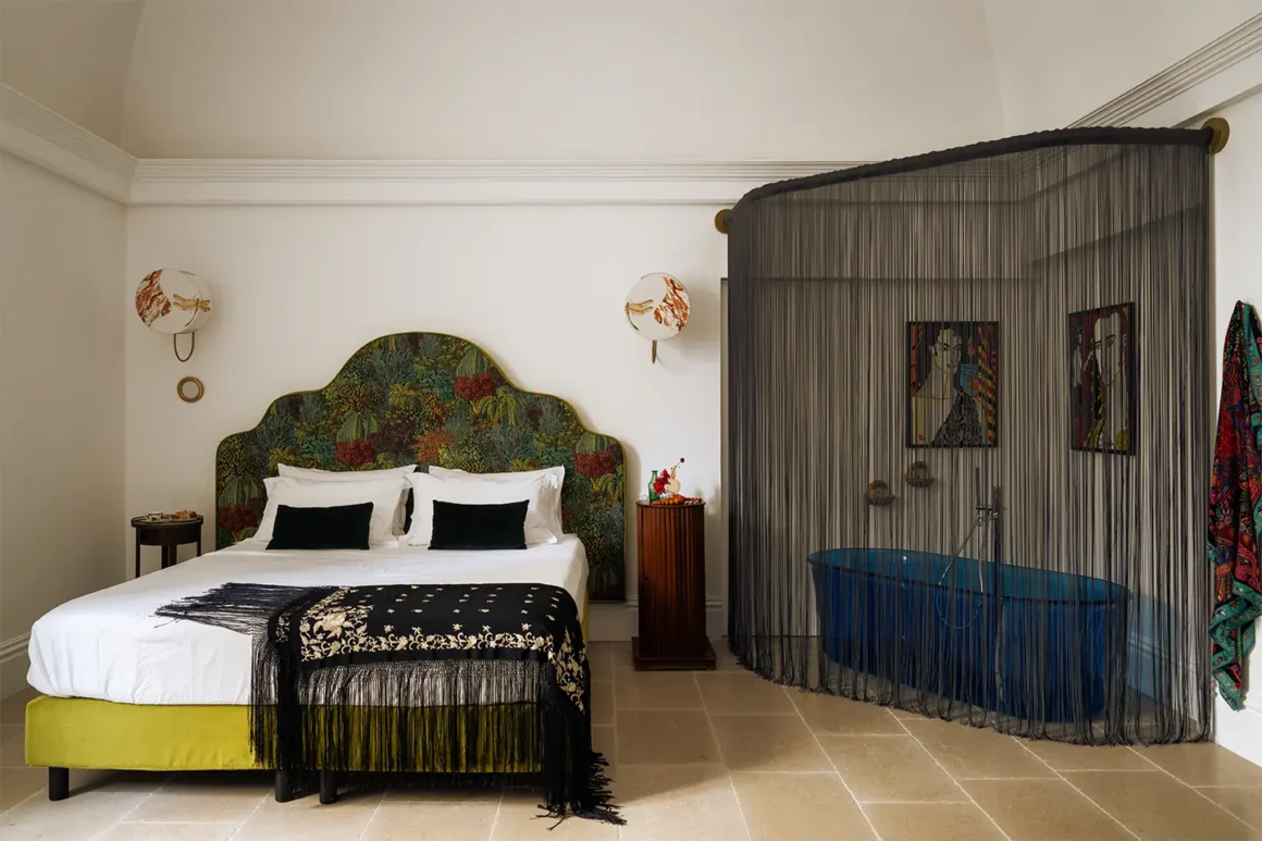Dimora Mediterranea a Vico Equense: camera da letto con testiera botanica e vasca freestanding blu firmata Valentina Autiero
