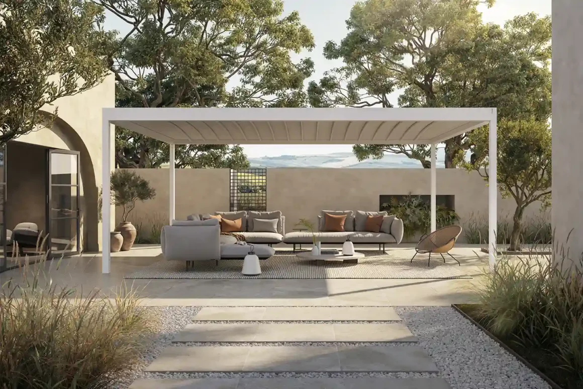 Pergola con telo Schüco Glide in alluminio bianco con living outdoor e arredi minimal in giardino mediterraneo
