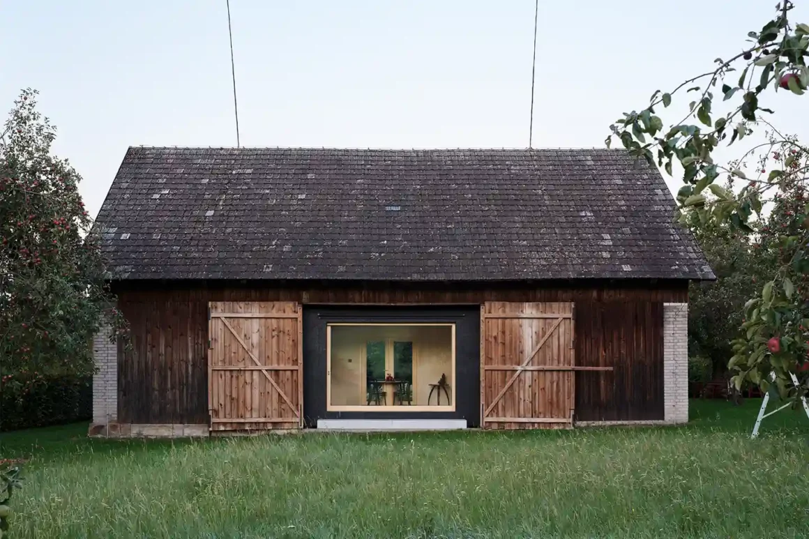 The Box in the Barn di Facha architekti, Facciata del fienile ristrutturato con la grande finestra panoramica