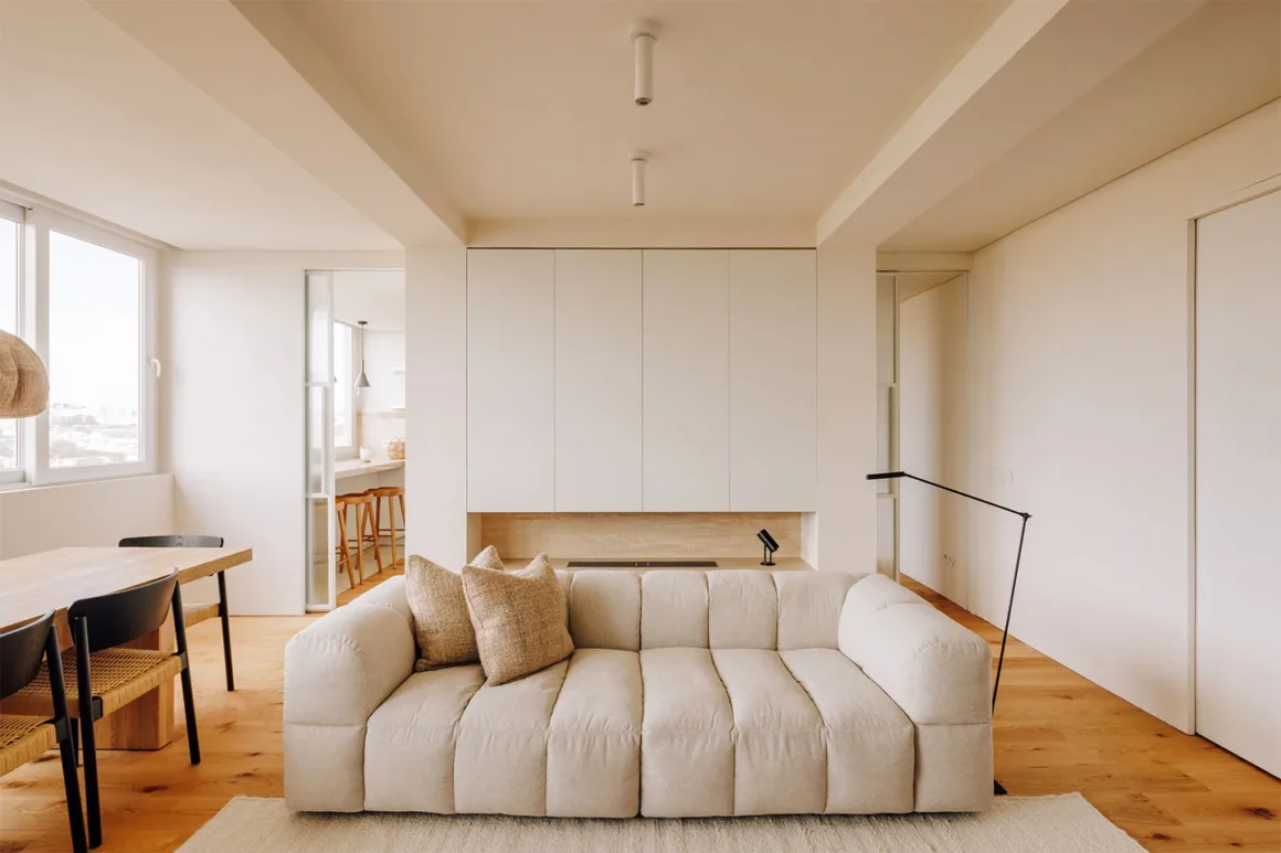 Soggiorno dell'Appartamento CCP a Lisbona con divano modulare beige, progetto di Nuno Nascimento Arquitectos