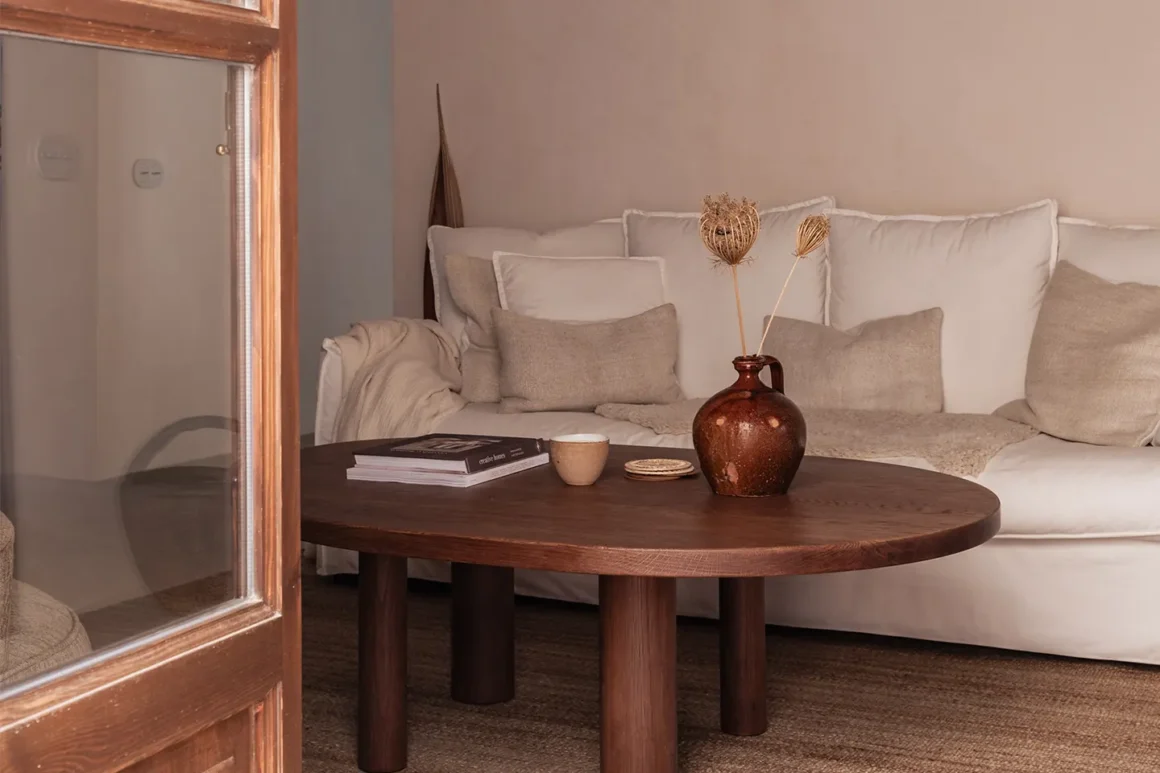 Appartamento scandi-boho a Palma di Maiorca: soggiorno con divano bianco e tavolino in legno