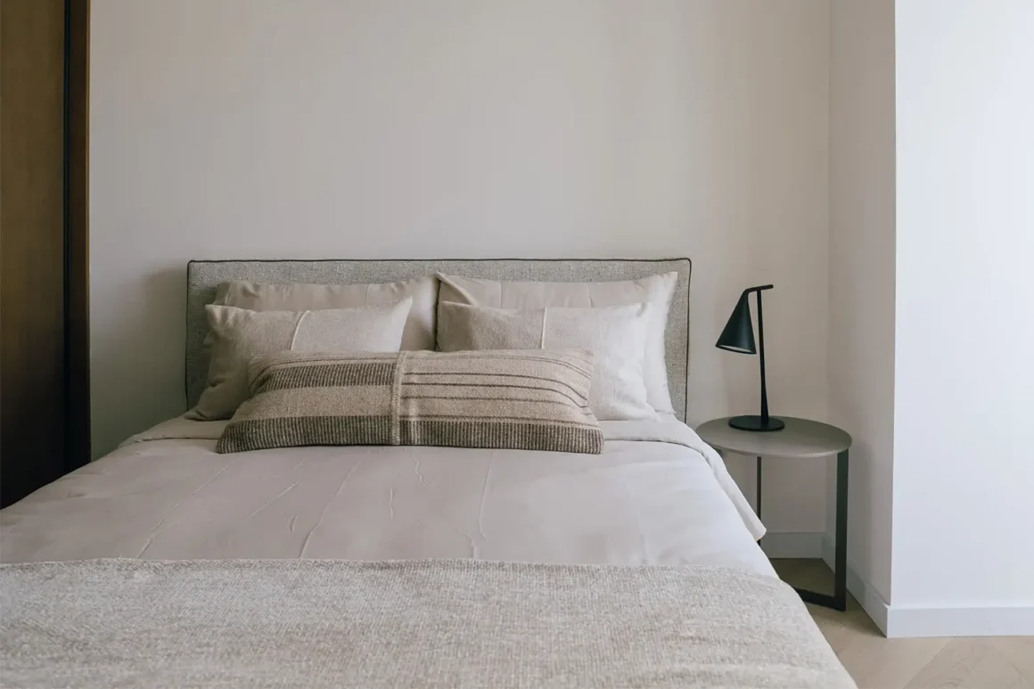 Biancheria da letto di alta qualità su letto matrimoniale in camera da letto moderna