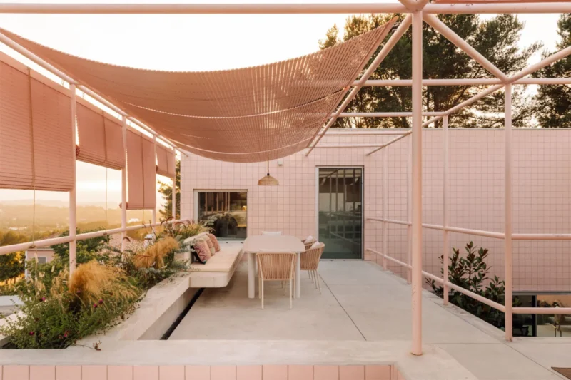 Il fascino geometrico di una casa con cortile centrale: il progetto di atelier RUA