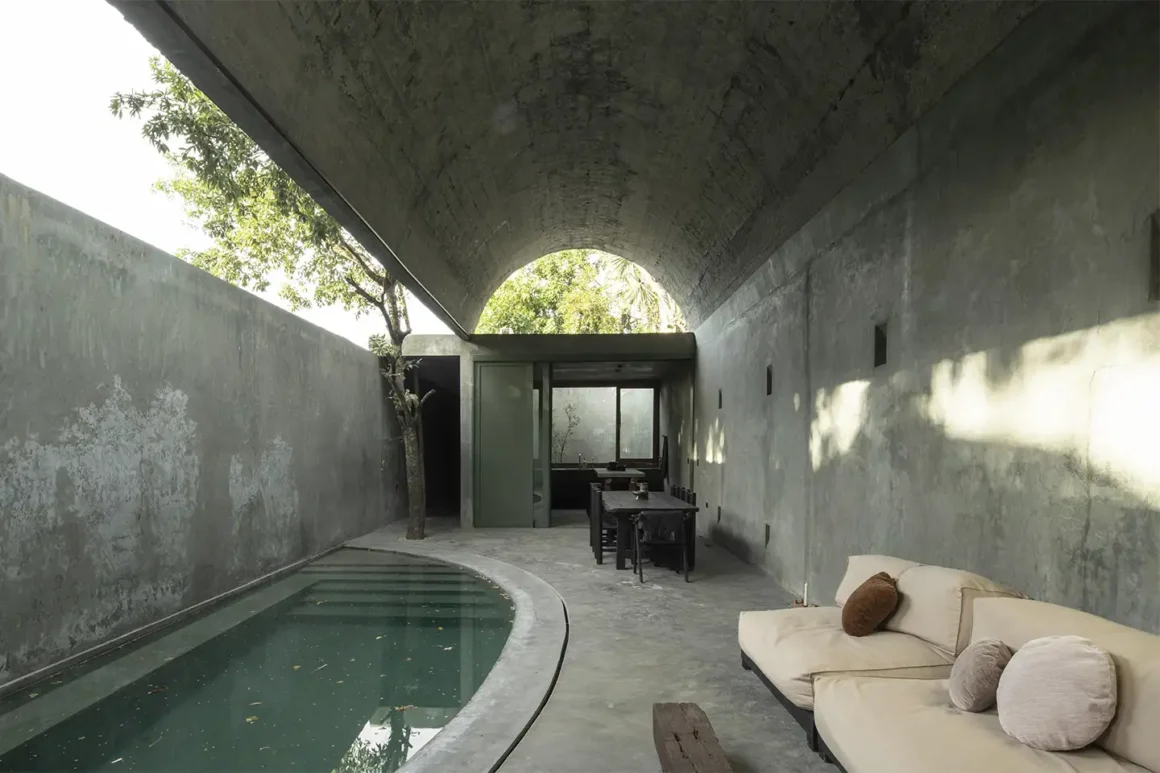 Casa Gruta di Salvador Román e Adela Mortera: corridoio voltato in stile brutalista con piscina interna