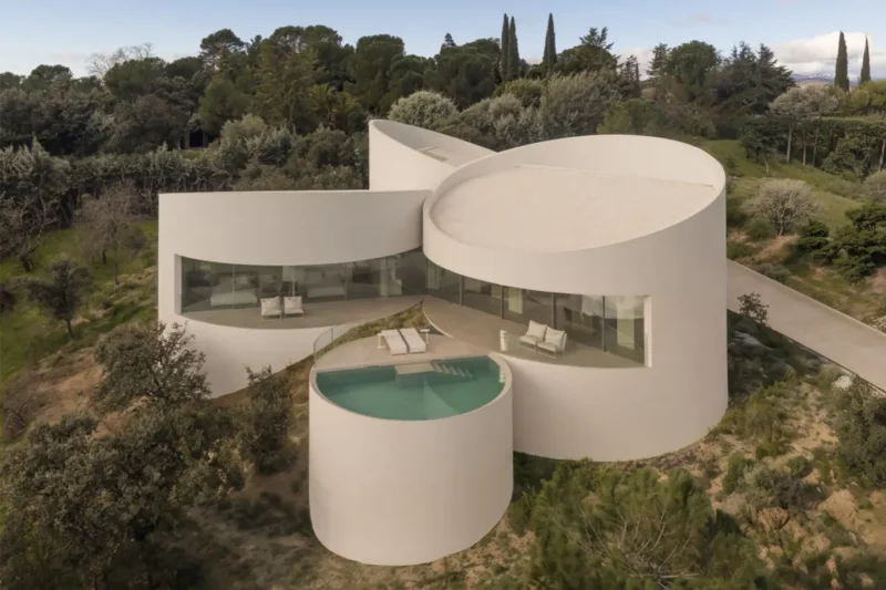 Casa a Las Rozas: quando la geometria cilindrica reinventa il vivere contemporaneo