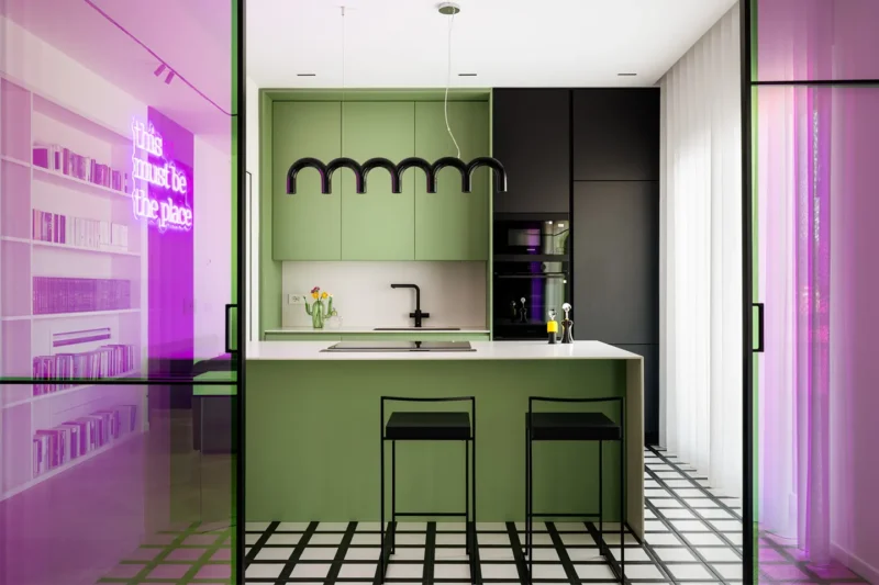 Come dividere cucina e soggiorno senza costruire muri: 8 idee con vetrate