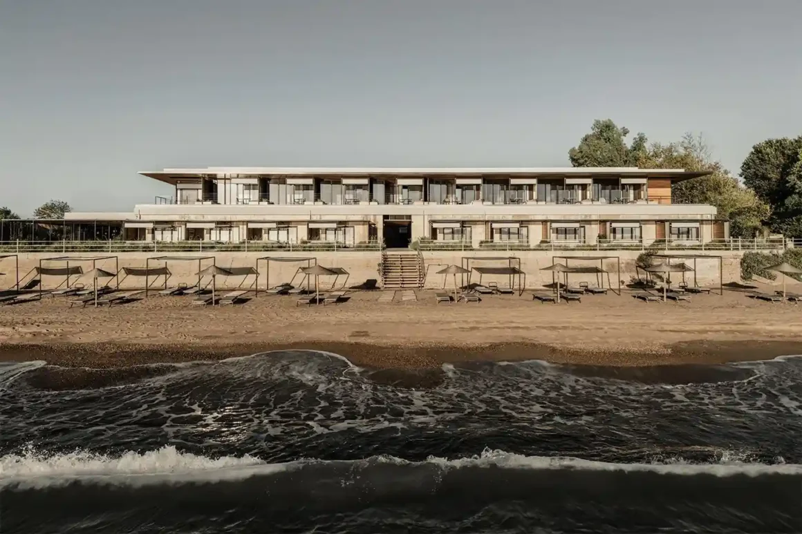 Vista esterna del Dexamenes Seaside Hotel by K-Studio a Kourouta, Grecia