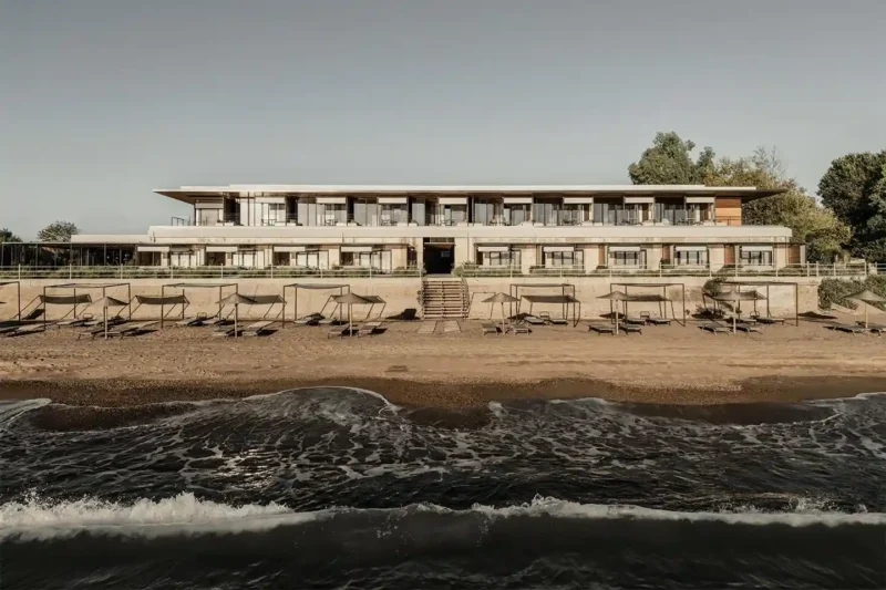 Dexamenes Seaside Hotel: quando il passato industriale diventa lusso a picco sul mare