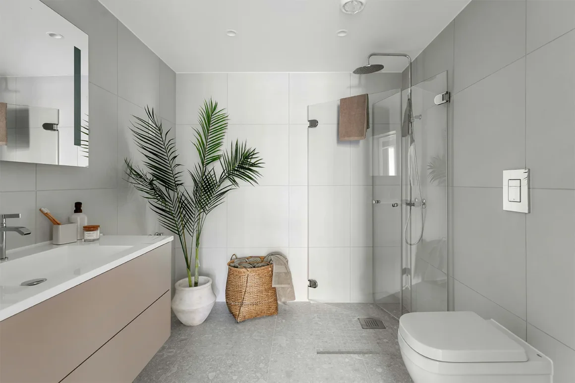 Bagno moderno con materiali durevoli, grès porcellanato e sanitari in ceramica