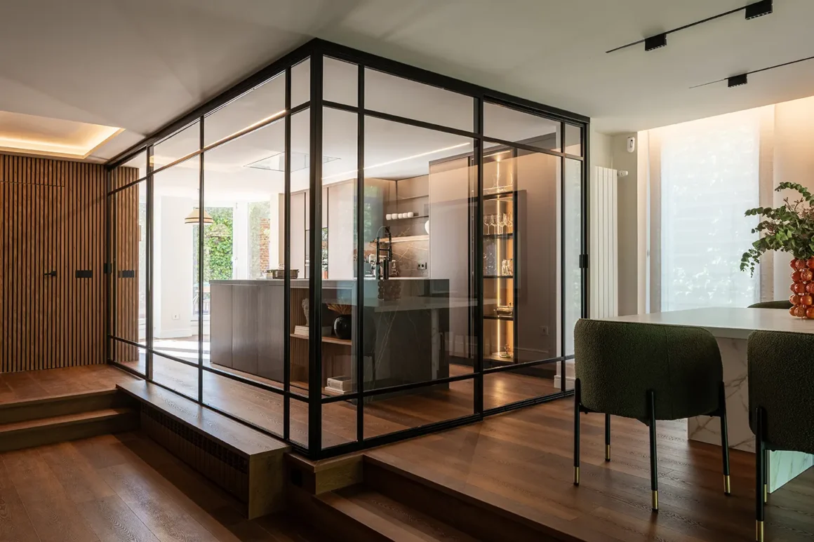 Cucine su misura Doimo Cucine, box vetrato con struttura in alluminio nero tra cucina e living