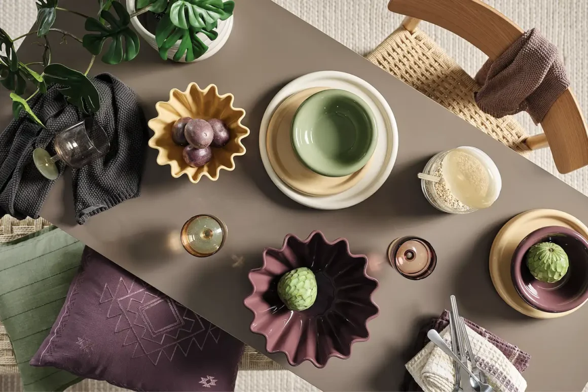JYSK Nordic Mood: tavola apparecchiata con la serie MALIK in verde, giallo e viola