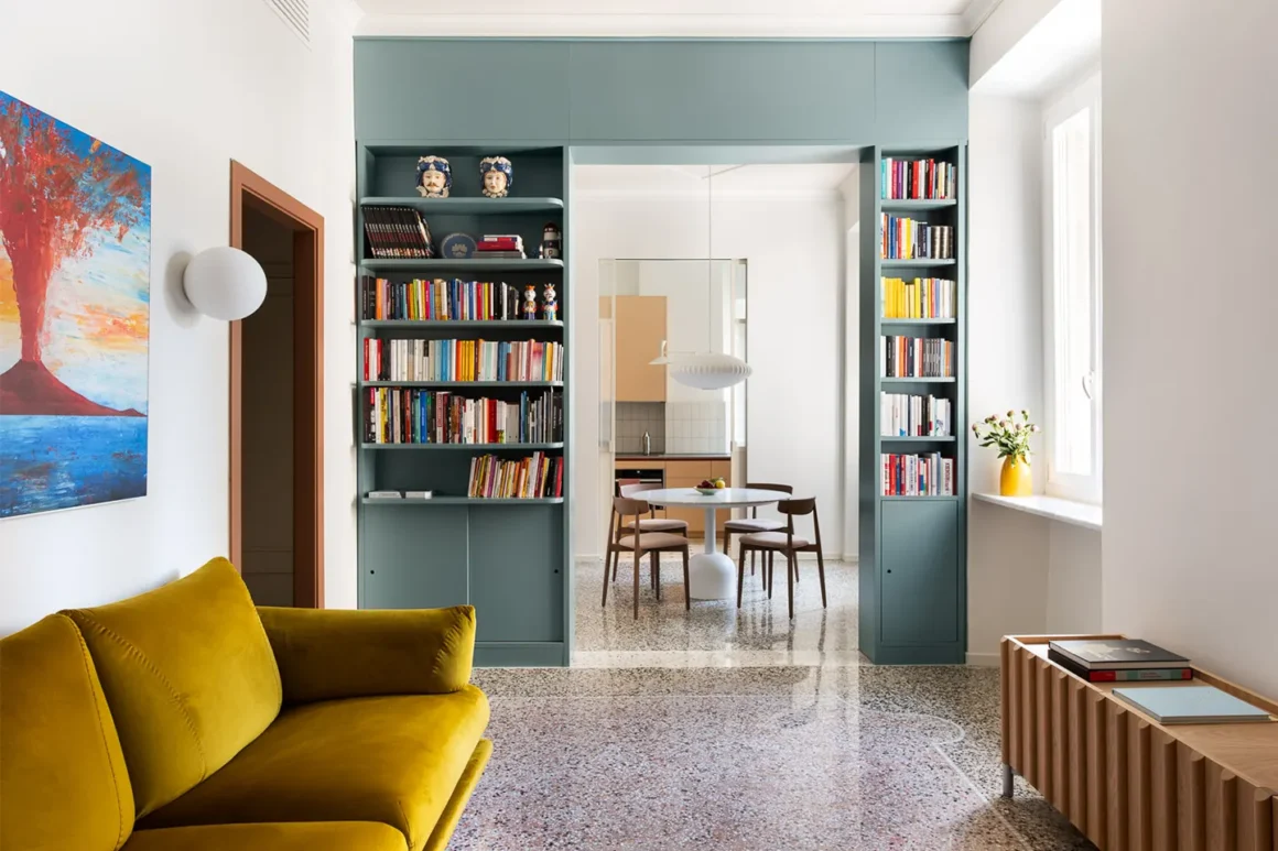 Pavimento in terrazzo alla veneziana in soggiorno contemporaneo con arredi colorati e libreria a soglia