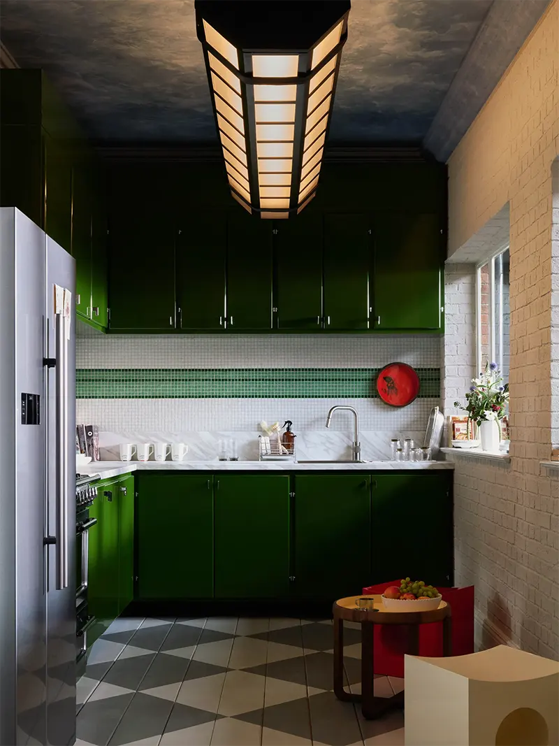 Cucina verde bosco con lampada a lanterna, collezione Atlas of Desire by Baisi e Guadagnino per Zara Home