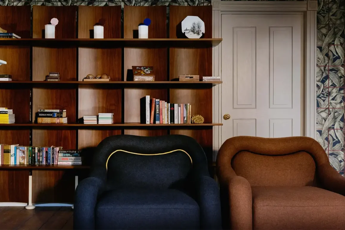 Baisi guadagnino zara home libreria poltrone salotto della collezione Atlas of Desire