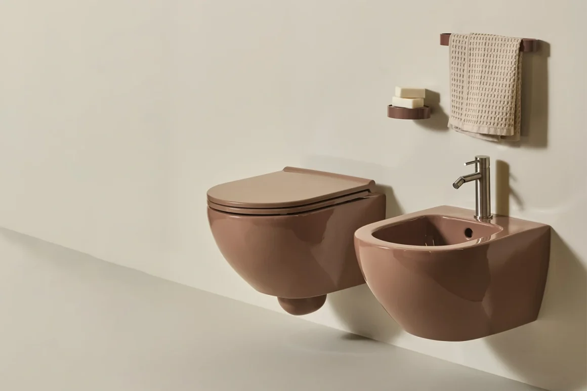 Sanitari Ceramica Cielo Enjoy PRO sospesi in ceramica color terracotta con accessori bagno abbinati