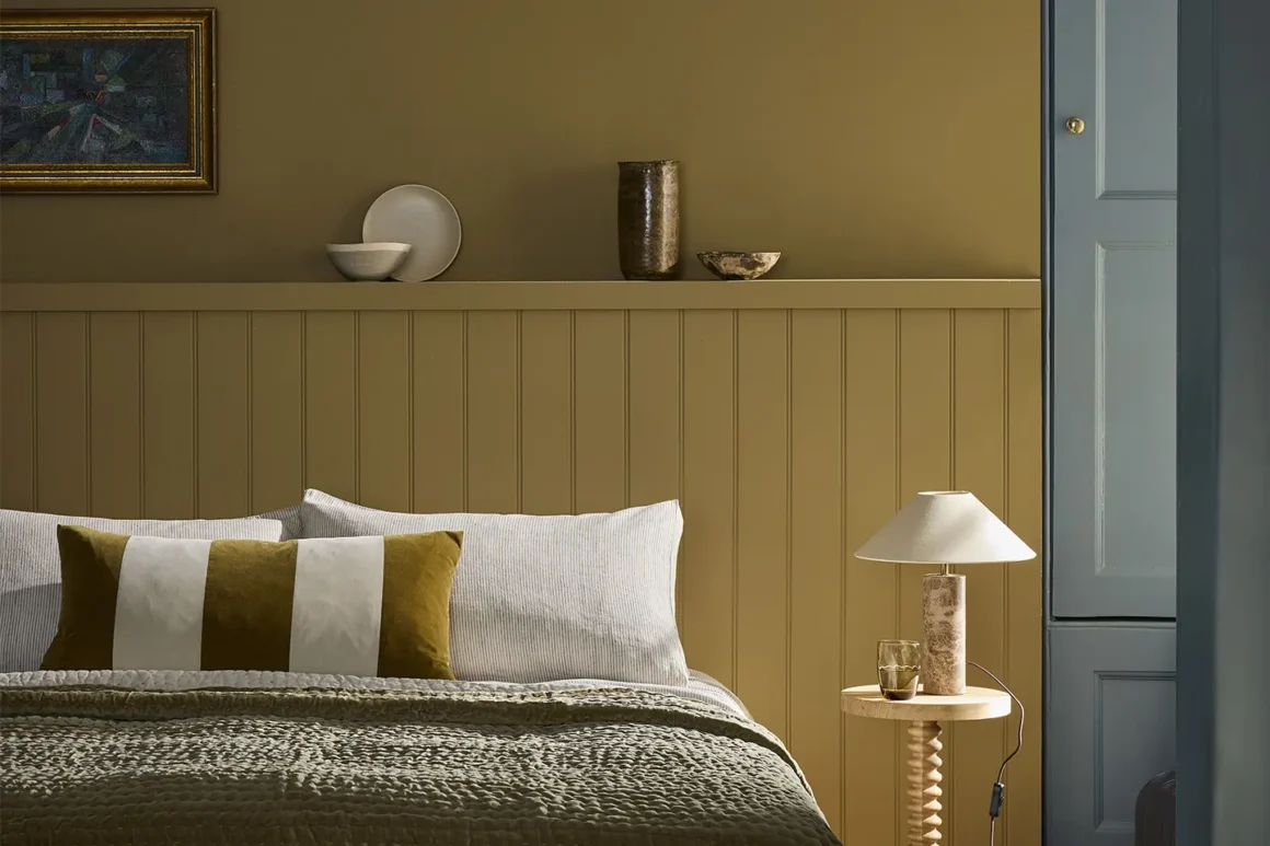 Camera da letto con colore pareti giallo ocra Elysian Yellow e boiserie blu Perpetual Blue, tendenza 2026-2027 Little Greene