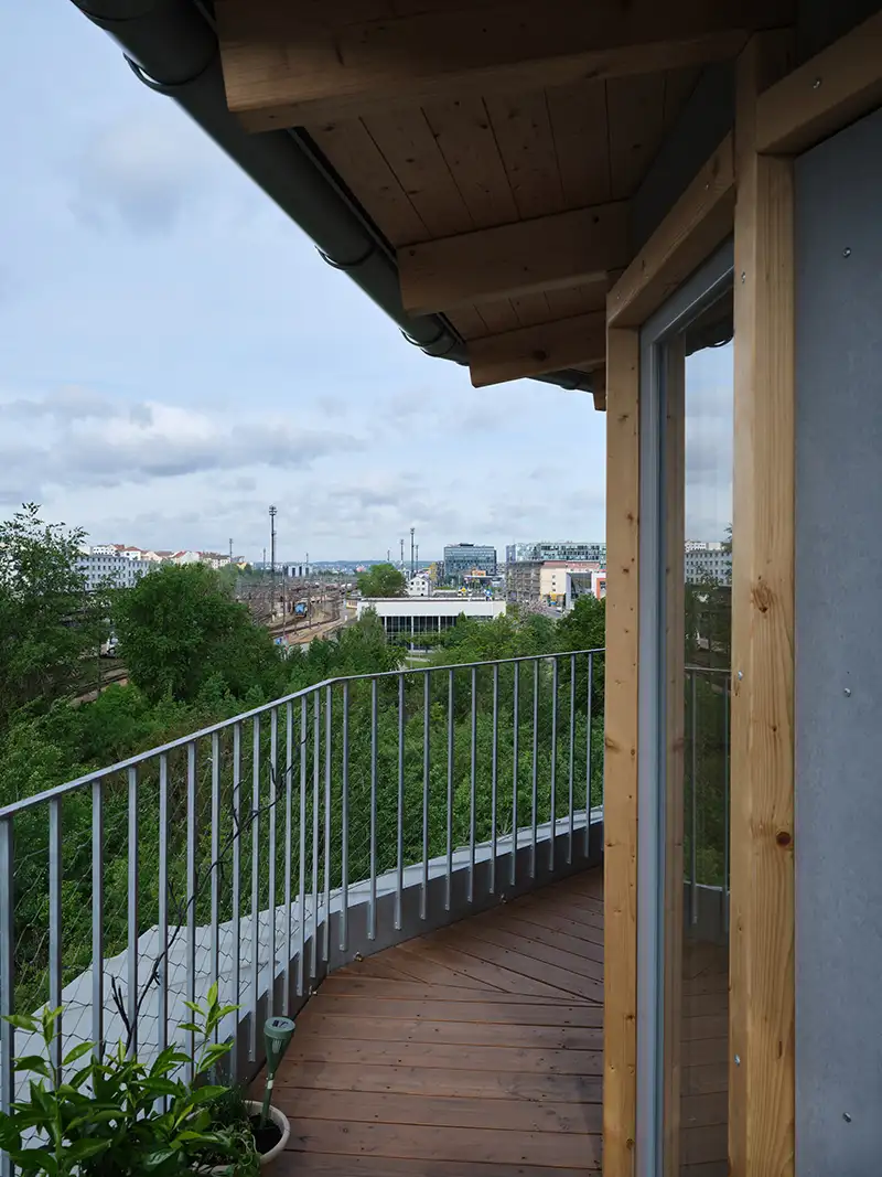 Balcone della mansarda ricavata dal sottotetto con vista sui tetti di Praga
