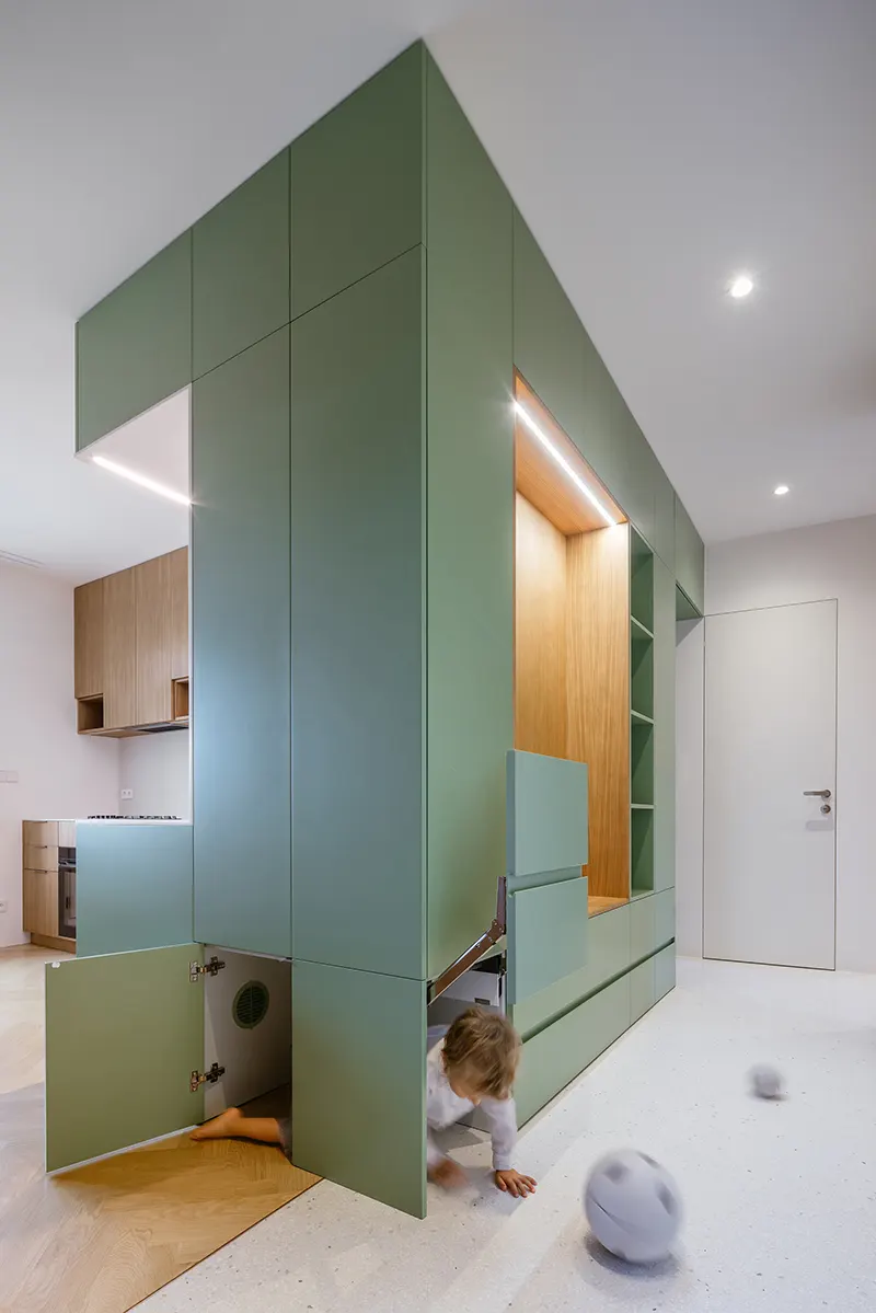 Il cubo verde che riorganizza lo spazio: dentro un piccolo appartamento a Praga 4 Dettaglio del cubo verde aperto con vani contenitore nascosti