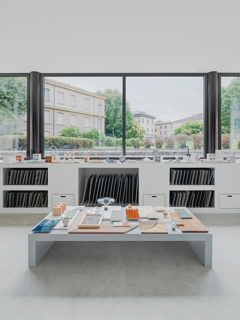 Interno della materioteca di Materia 2.0 al Parco Sant'Elia di Como, con campioni di materiali e superfici per architettura e design