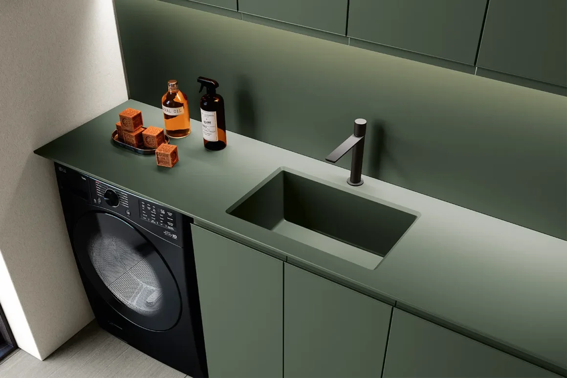 Lavanderia di design Archeda Tulle Studio 18 con top verde e rubinetto nero opaco