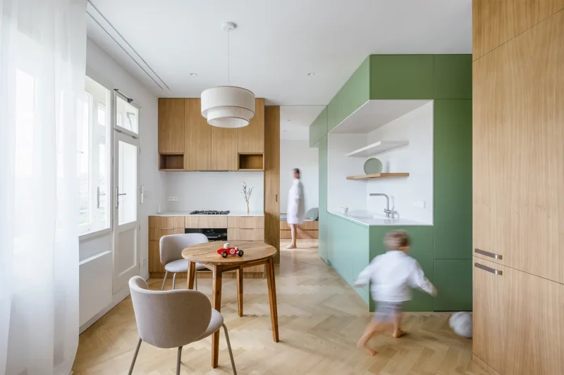 Il cubo verde che riorganizza lo spazio: dentro un piccolo appartamento a Praga